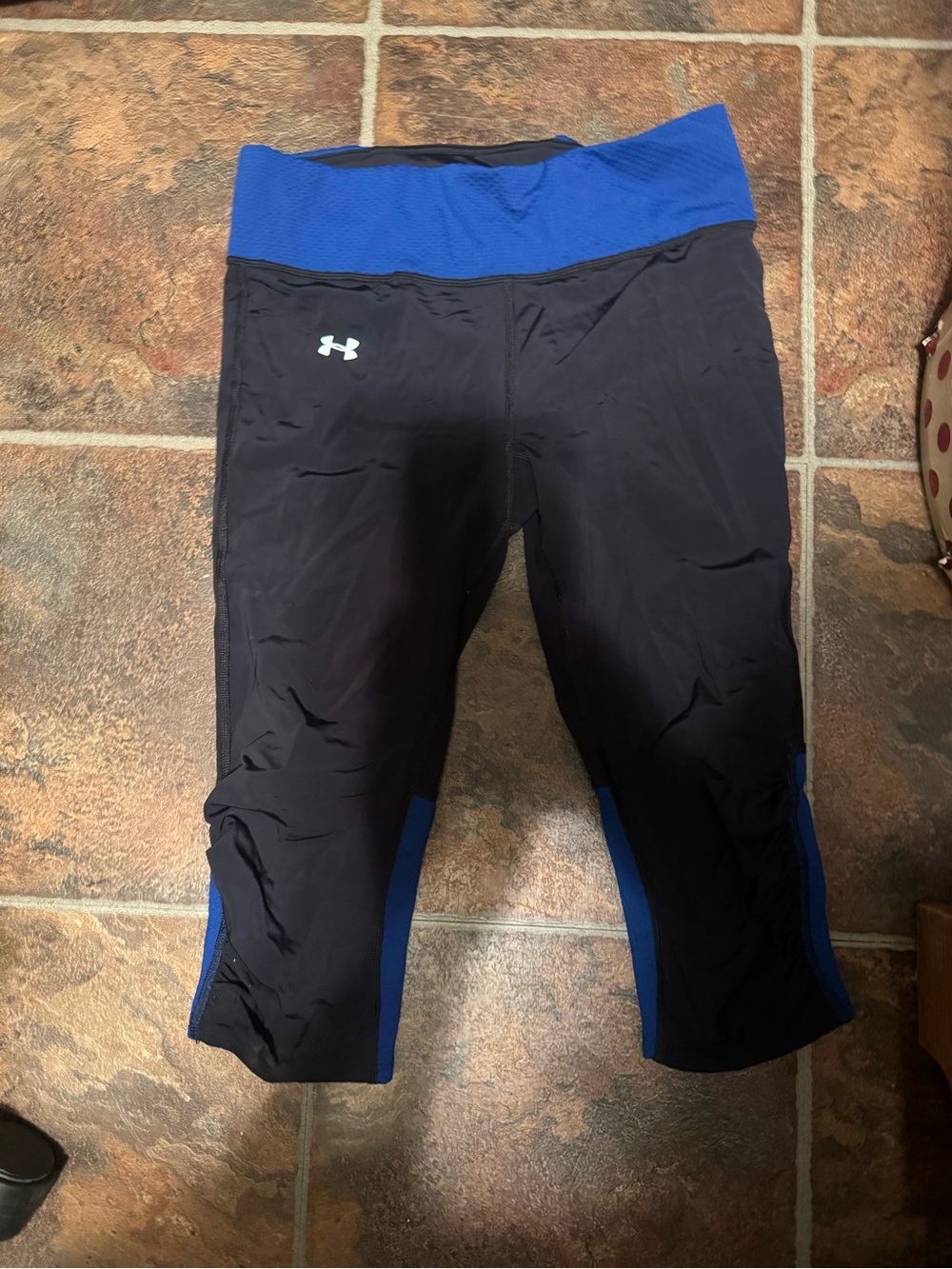 Under Armour Black and Blue Womens Athletic Capri Leggings